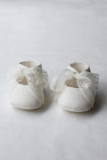 Chaussons bébé fille pour cérémonie ou baptême en lin ivoire avec ruban dentelle. Boutique Fil de Légende à Paris, Neuilly-sur-Seine.