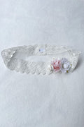Bandeau cheveux bébé fille en dentelle blanc cassé avec fleurs blanches et roses. A porter pour un baptême ou une cérémonie. Boutique Fil de Légende à Paris, Neuilly-sur-Seine.