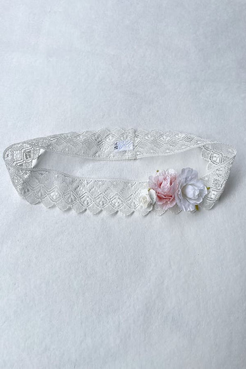 Bandeau cheveux bébé fille en dentelle blanc cassé avec fleurs blanches et roses. A porter pour un baptême ou une cérémonie. Boutique Fil de Légende à Paris, Neuilly-sur-Seine.