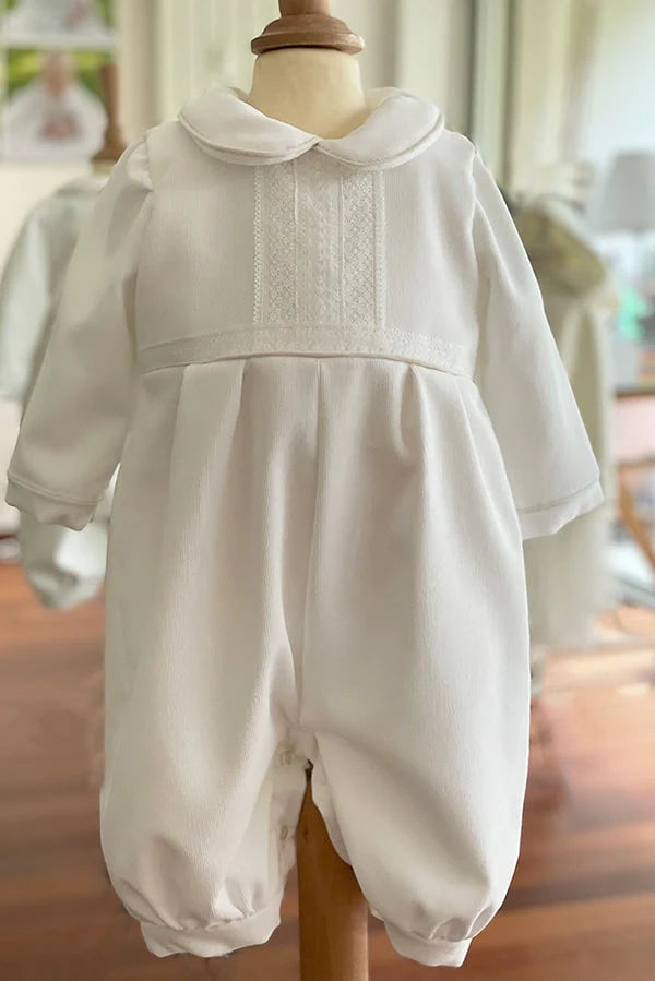 Barboteuse baptême d'hiver bébé garçon Baptiste en velours blanc cassé et dentelle de Calais. Doublure polaire. Création française Fil de Légende. Disponible en ligne et en boutique à Paris, Neuilly-sur-Seine.