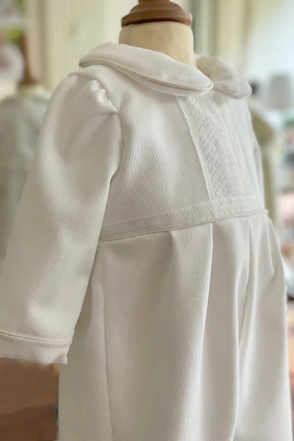 Barboteuse baptême d'hiver bébé garçon Baptiste en velours blanc cassé et dentelle de Calais. Doublure polaire. Création française Fil de Légende. Photo des manches.