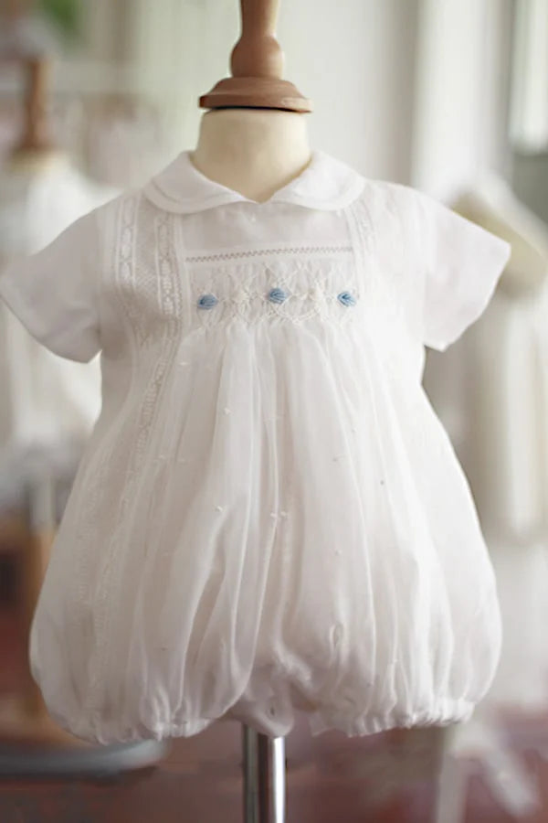 Barboteuse baptême cérémonie bébé garçon été en mousseline avec smocks. Modèle Louis. Création française Fil de Légende. Disponible en ligne et en boutique à Paris, Neuilly sur Seine.