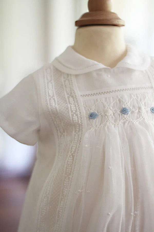 Barboteuse baptême cérémonie bébé garçon été en mousseline avec smocks. Modèle Louis. Création française Fil de Légende. Photo des détails de la barboteuse.