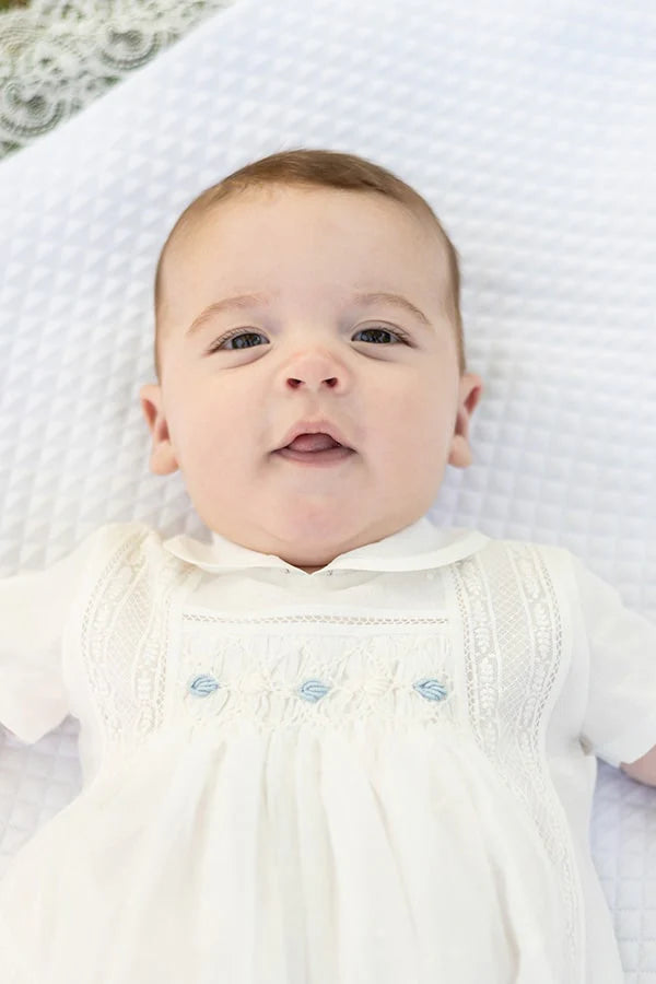 Barboteuse baptême cérémonie bébé garçon été en mousseline avec smocks. Modèle Louis. Création française Fil de Légende. Photo des smocks sur la barboteuse.