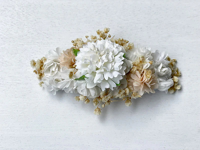 Barrette cheveux pour petite fille avec des fleurs blanches et beiges. idéal pour coiffure de cérémonie. Photo de la barrette en gros plan.