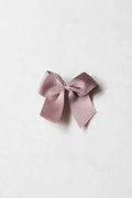 Pince cheveux noeud en gros grain de couleur vieux rose. Parfait pour sublimer une coiffure de petite fille à l'occasion d'une cérémonie. Boutique Fil de Légende à Paris, Neuilly-sur-Seine.