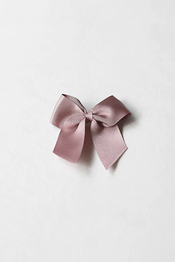 Pince cheveux noeud en gros grain de couleur vieux rose. Parfait pour sublimer une coiffure de petite fille à l'occasion d'une cérémonie. Boutique Fil de Légende à Paris, Neuilly-sur-Seine.