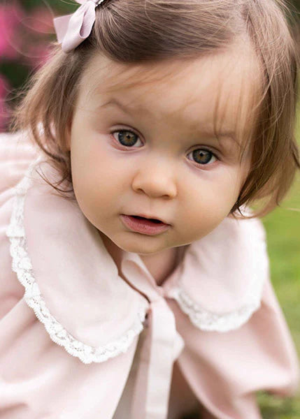 Pince cheveux noeud en gros grain de couleur vieux rose. Parfait pour sublimer une coiffure de petite fille à l'occasion d'une cérémonie. Photo de la barrette portée par un bébé fille.