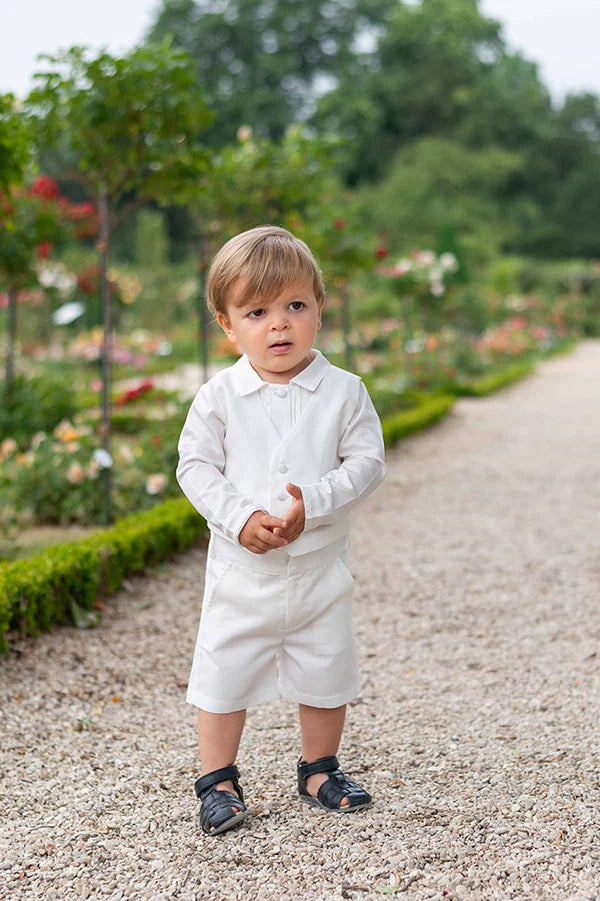 Bermuda cérémonie bébé garçon Oscar en coton blanc cassé. Création française Fil de Légende. Photo du bermuda porté avec la chemise et le gilet assortis.