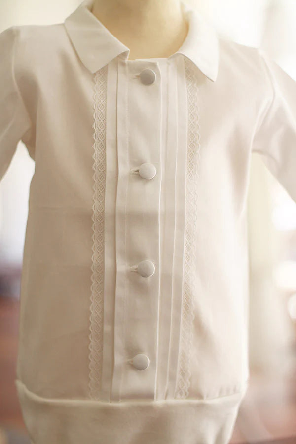 Body chemise de cérémonie pour bébé garçon Oscar en popeline de coton blanc cassé et dentelle de coton. Création française Fil de Légende.  Photo des détails du body chemise.