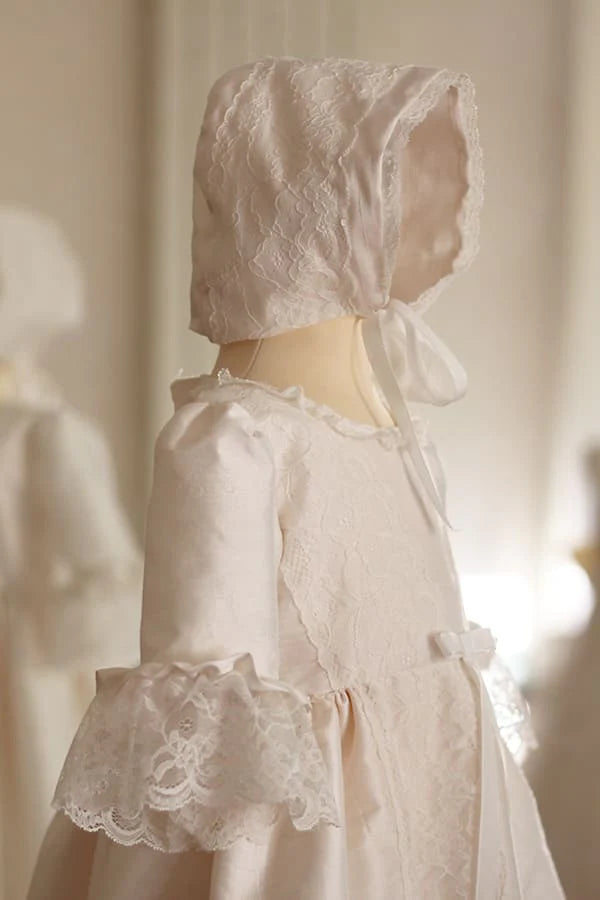 Bonnet de baptême pour bébé fille en soie et dentelle blanc cassé. Boutique Fil de Légende à Paris, Neuilly-sur-Seine.