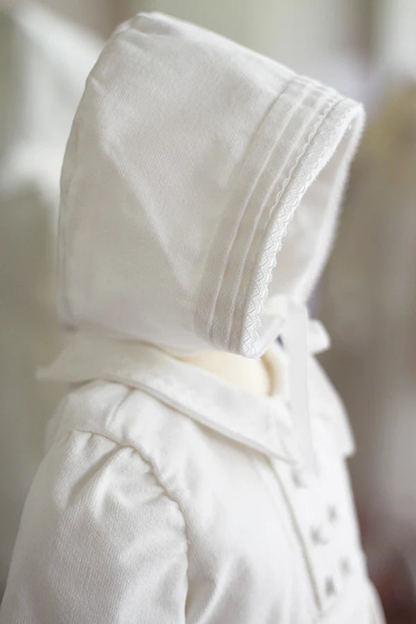 Bonnet baptême bébé garçon Paul pour l'hiver en velours de coton blanc cassé et galon de dentelle de coton. Création française Fil de Légende. Disponible en ligne et en boutique à Paris, Neuilly-sur-Seine.