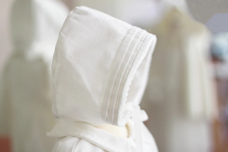 Bonnet baptême bébé garçon Paul pour l'hiver en velours de coton blanc cassé et galon de dentelle de coton. Création française Fil de Légende. Photo es détails du bonnet.