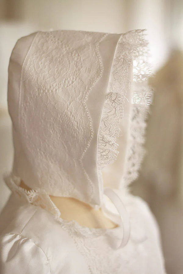 Bonnet de baptême bébé Joséphine en coton blanc cassé et dentelle fine. Création française Fil de Légende. Photo du gros plan du bonnet.0