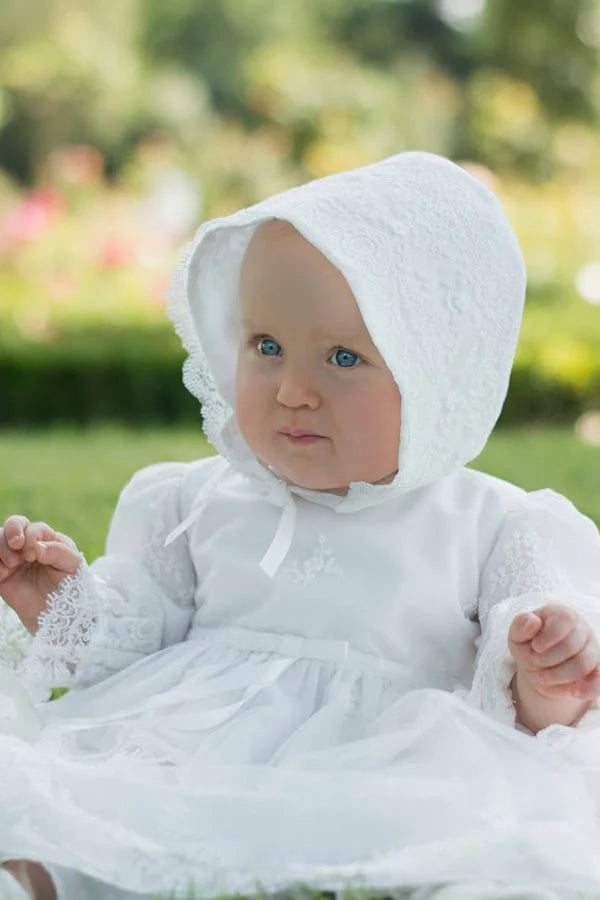 Bonnet de baptême bébé fille Sofia en tulle souple brodé italien blanc cassé, doublé de coton. Création française Fil de Légende. Photo du bonnet vu de face.