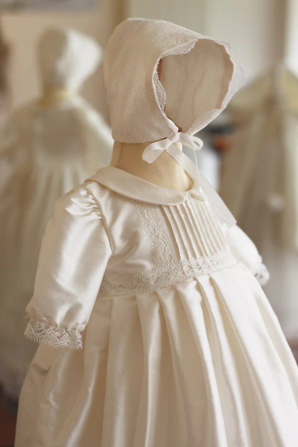Bonnet de baptême et brit milah en soie et dentelle blanc cassé. Boutique Fil de Légende à Paris , Neuilly-sur-Seine.