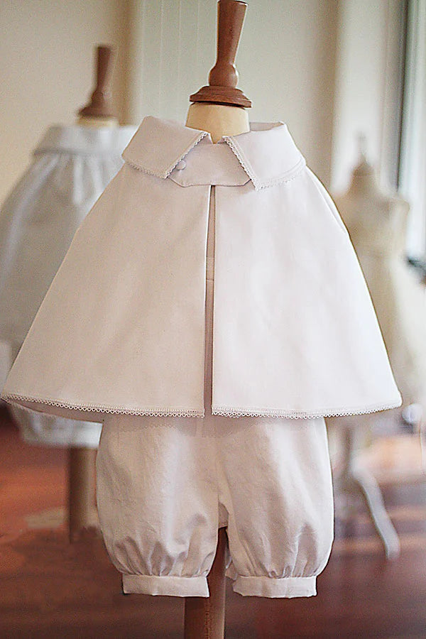 Cape de baptême bébé garçon Adrien en coton blanc et dentelle de coton.  Création française Fil de Légende. Disponible en ligne et en boutique à Paris, Neuilly-sur-Seine.