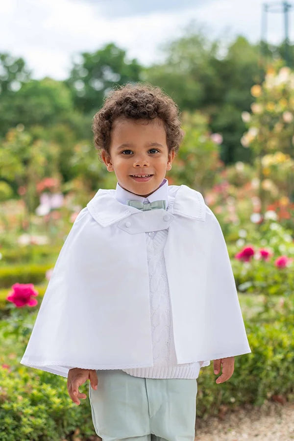 Cape de baptême bébé garçon Adrien en coton blanc et dentelle de coton.  Création française Fil de Légende. Photo de la cape portée par un enfant de 3 ans.