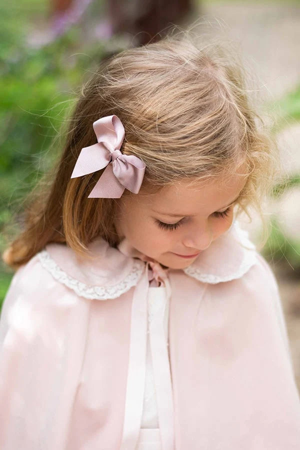 Cape de cérémonie fille en velours rose pâle et dentelle de Calais. A porter avec une robe de cérémonie fille. Création française Fil de Légende. Photo du col.