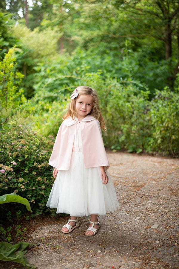 Cape de cérémonie fille en velours rose pâle et dentelle de Calais. A porter avec une robe de cérémonie fille. Création française Fil de Légende. Photo de la cape portée par-dessus une robe de cortège.