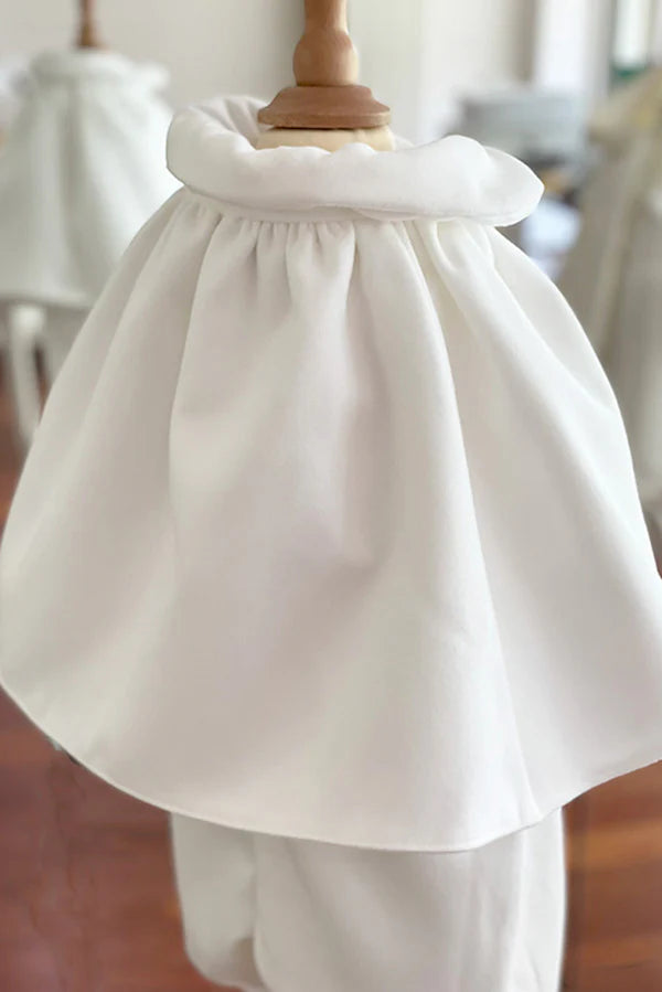 Cape de baptême automne hiver pour fille ou garçon en Mouflon blanc cassé doublé polaire. Fermeture avec boutons. Création française Fil de Légende.  Photo de la cape vue de dos.