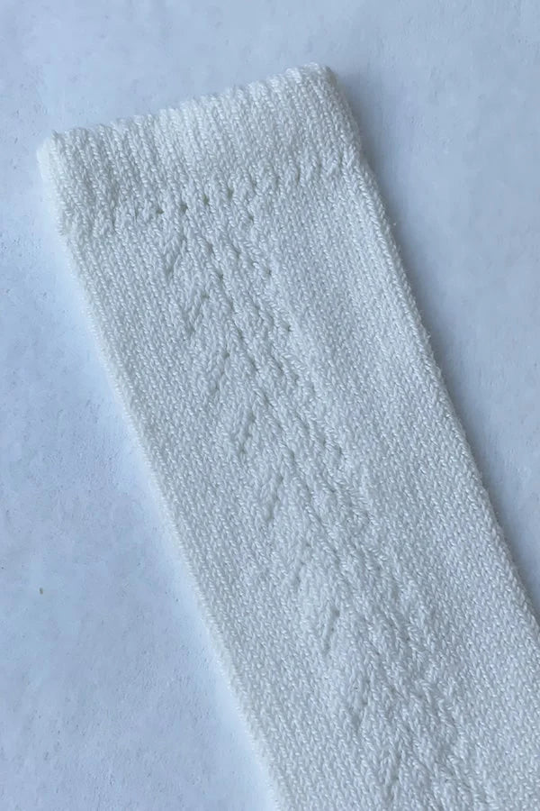 Chaussettes hautes bébé en coton chaud blanc cassé. A porter avec une barboteuse au printemps ou à l'automne - Vue détaillée