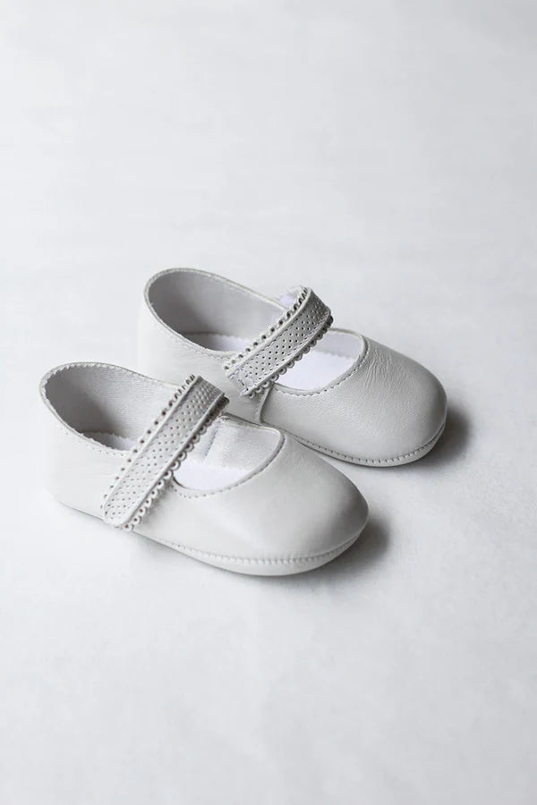 Chaussons ballerines bébé fille en cuir blanc cassé  - pour cérémonie ou baptême - Avec une fermeture dentelée à scratch - Vue sur le coté