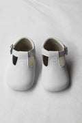 Chaussons baptême cérémonie bébé fille ou garçon pour l'été. Chaussons en cuir blanc avec une ouverture à boucle. Magasin Fil de Légende Paris, Neuilly-sur-Seine.