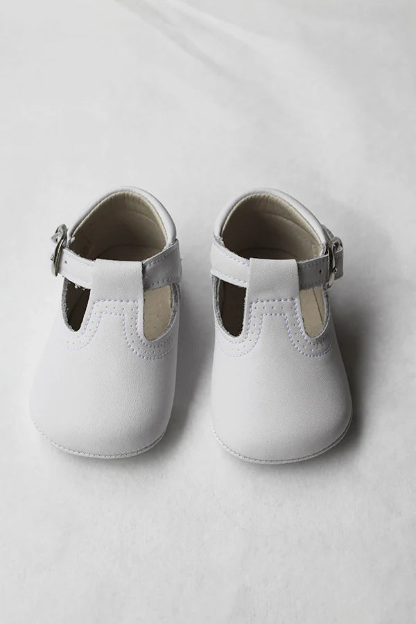 Chaussons baptême cérémonie bébé fille ou garçon pour l'été. Chaussons en cuir blanc avec une ouverture à boucle. Magasin Fil de Légende Paris, Neuilly-sur-Seine.