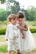 Chemise cérémonie bébé garçon Oscar en popeline de coton blanc cassé et dentelle de coton. Création française Fil de Légende. Photo de la chemise portée par un bébé garçon.
