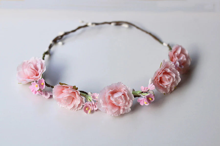 Couronne de fleurs roses artificielles pour petites filles à porter avec une robe de cérémonie pour enfant. Parfait pour sublimer une coiffure.