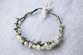 Couronne de fleurs artificielles blanche et rose pâle pour petites filles à porter pour accessoiriser une robe de cérémonie pour enfant et sublimer une coiffure.