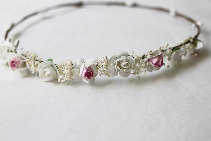 Couronne de fleurs artificielles blanches et roses à porter avec une robe de cérémonie pour enfant. Parfait pour sublimer une coiffure de petite fille. Photo des fleurs de la couronne.
