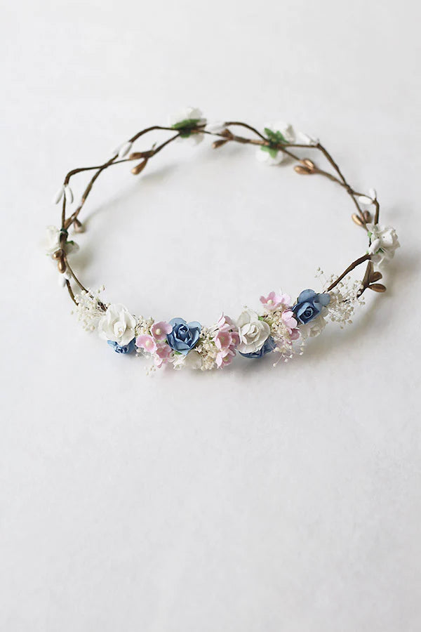 Couronne de fleurs artificielles blanches, bleues et roses pour petites filles à porter avec une robe de cérémonie pour enfants. Parfait pour sublimer une coiffure. Boutique Fil de Légende à Paris, Neuilly-sur-Seine.