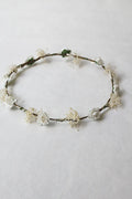 Couronne artificielle de petites fleurs blanches et gypsophile à porter avec une robe de cérémonie pour enfants. Parfait pour sublimer une coiffure de petite fille. Boutique Fil de Légende à Paris, Neuilly-sur-Seine.