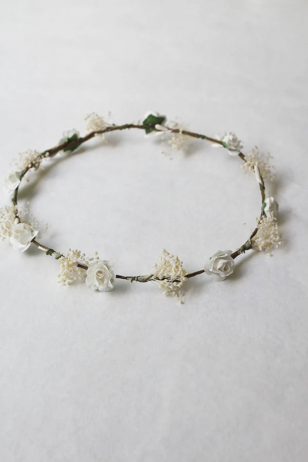 Couronne artificielle de petites fleurs blanches et gypsophile à porter avec une robe de cérémonie pour enfants. Parfait pour sublimer une coiffure de petite fille. Boutique Fil de Légende à Paris, Neuilly-sur-Seine.