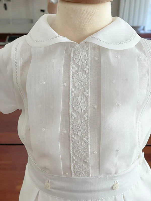 Ensemble cérémonie baptême bébé garçon avec corsage manches courtes et bloomer blanc. Modèle Anatole par Fil de Légende. Photo de la dentelle.