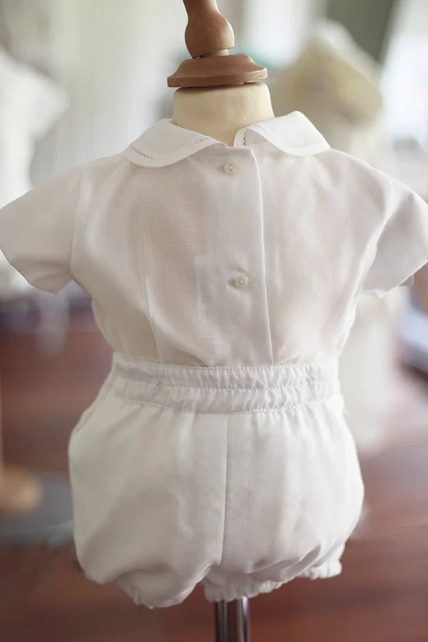 Ensemble cérémonie baptême bébé garçon avec corsage manches courtes et bloomer blanc. Modèle Anatole par Fil de Légende. Photo du dos de l'ensemble.