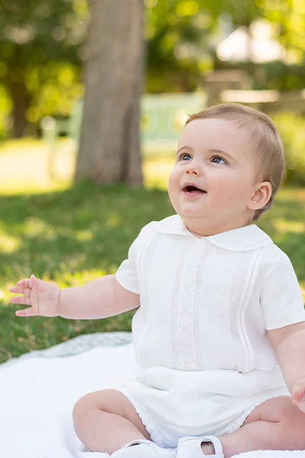 Ensemble cérémonie baptême bébé garçon avec corsage manches courtes et bloomer blanc. Modèle Anatole par Fil de Légende. Photo du bloomer.