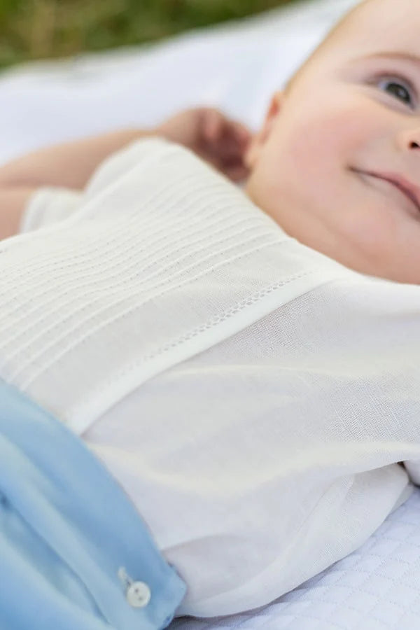 Ensemble cérémonie bébé garçon avec chemise de cérémonie manches courtes blanches et short bleu ciel. Modèle Clément, Fil de Légende. Photo des détails du corsage.