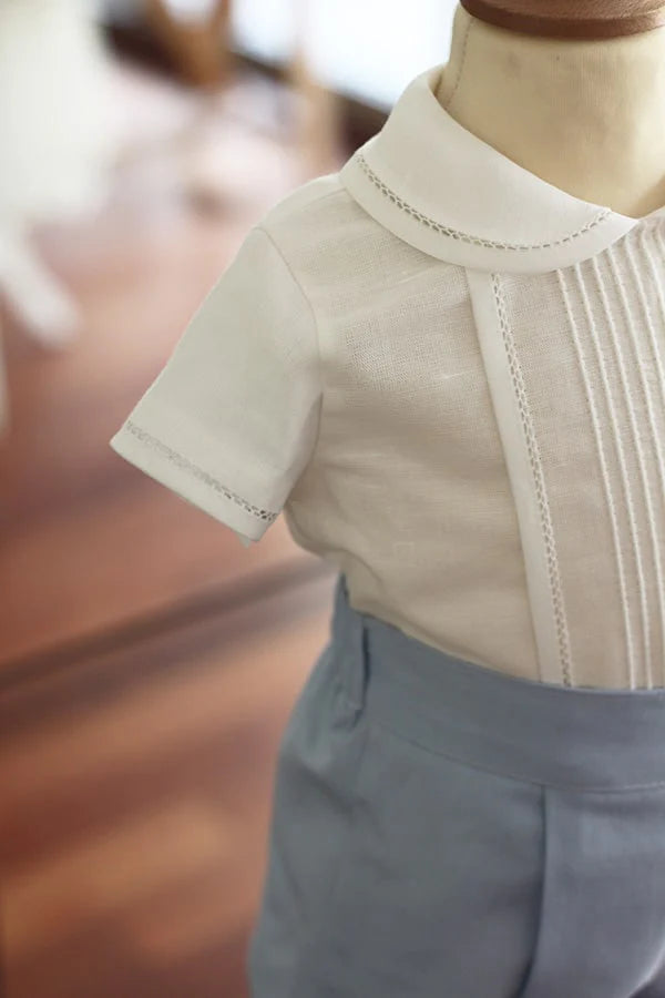 Ensemble cérémonie bébé garçon avec chemise de cérémonie manches courtes blanches et short bleu ciel. Modèle Clément, Fil de Légende. Photo des manches.