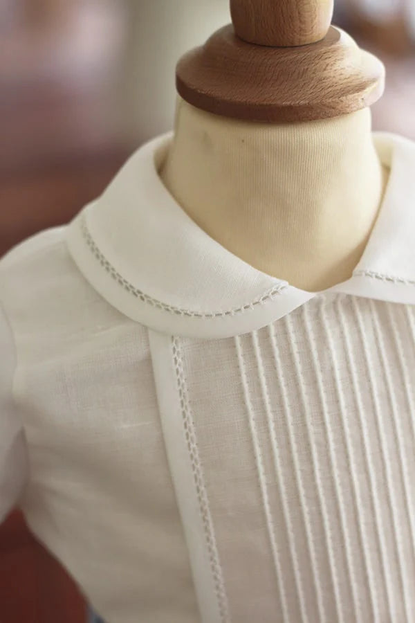 Ensemble cérémonie bébé garçon avec chemise de cérémonie manches courtes blanches et short bleu ciel. Modèle Clément, Fil de Légende. Photo du col.