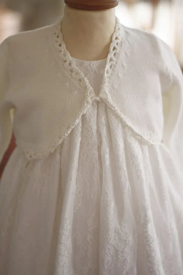 Gilet cérémonie bébé fille en laine blanche avec bordure fait main en crochet. Modèle Kathia. Photo rapprochée du gilet.