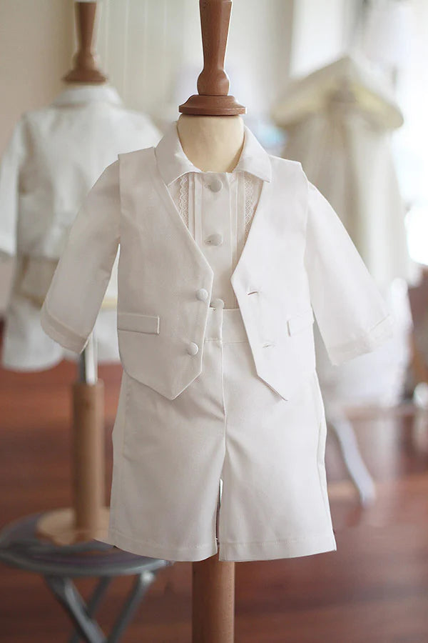 Gilet de cérémonie bébé garçon Oscar en coton blanc cassé. Création française Fil de Légende. Disponible en ligne et en boutique à Paris, Neuilly-sur-Seine.