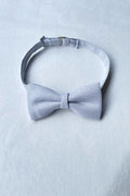 Noeud papillon pour petit garçon en coton gris perle. Idéal à porter pour une cérémonie. Boutique vêtements cérémonie enfants Paris, Neuilly-sur-Seine. 