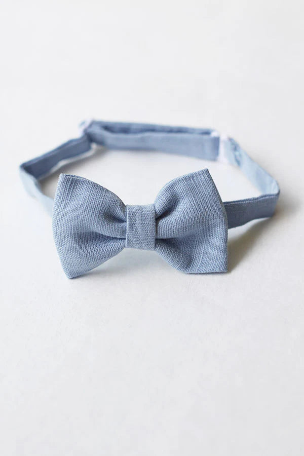 Nœud papillon pour petit garçon en lin bleu ciel. Idéal pour baptême ou cérémonie. Boutique Fil de Légende à Paris, Neuilly-sur-Seine.