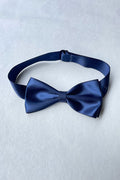 Nœud papillon en satin bleu roi pour petits garçons. Idéal à porter pour une cérémonie. Boutique vêtements cérémonie enfants Fil de Légende à Paris, Neuilly-sur-Seine.