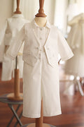 Pantalon cérémonie bébé garçon Oscar en coton blanc cassé. Création française Fil de Légende. Disponible en ligne ou en boutique à Paris, Neuilly-sur-Seine.