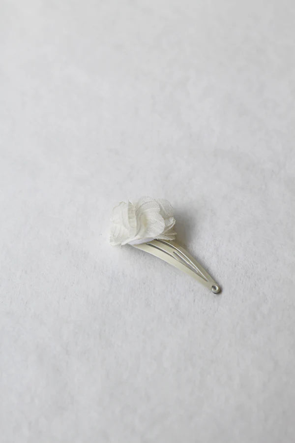Pince cheveux bébé fille avec fleur en tissu blanc cassé. Parfait pour sublimer la coiffure d'un enfant à l'occasion d'une cérémonie. Boutique Fil de Légende à Paris, Neuilly-sur-Seine.
