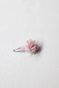 Pince cheveux bébé avec fleur rose en tissu. Parfait pour sublimer une coiffure d'enfant à l'occasion d'une cérémonie. Boutique Fil de Légende à Paris, Neuilly-sur-Seine.
